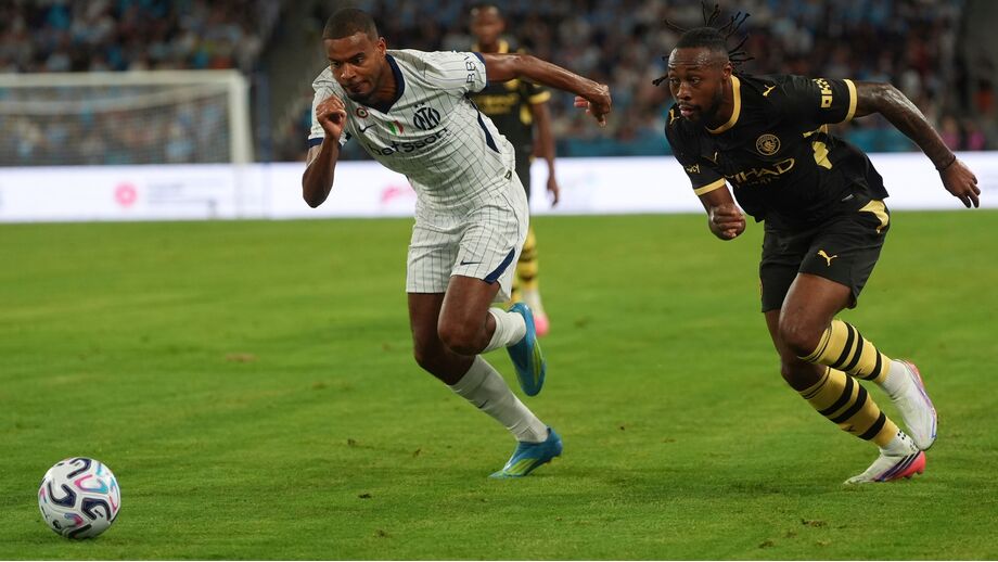 Antoine Semenyo tenta ultrapassar Andy Diouf