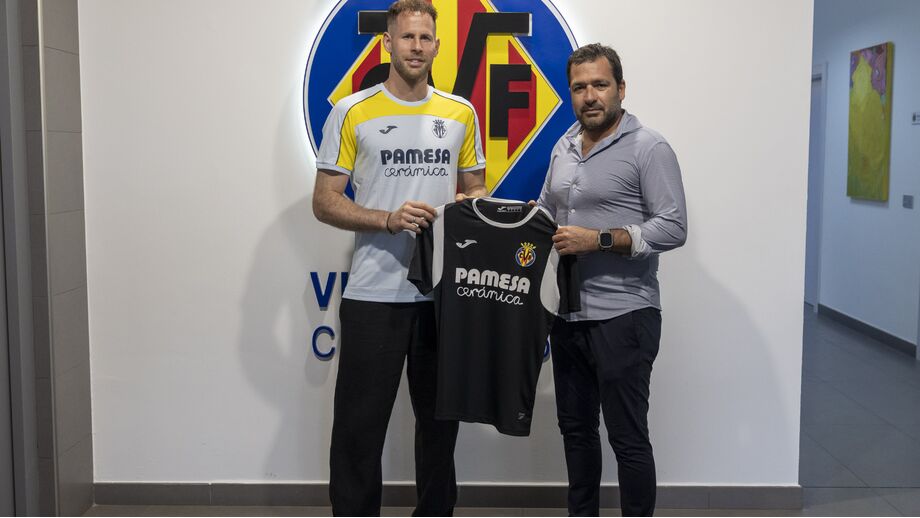 Péter Gulácsi apresentado como novo guarda-redes do Villarreal