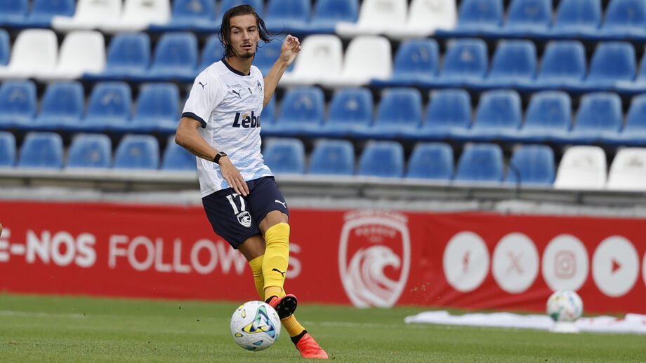 João Vasconcelos em ação no jogo com a equipa B do Santa Clara