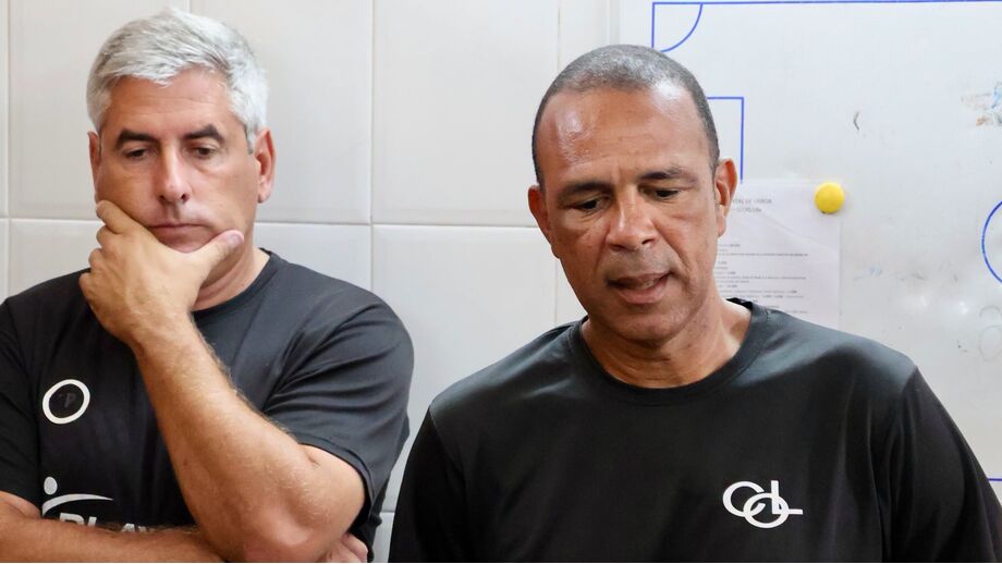 Costinha, treinador principal, e José Sousa, adjunto, no balneário do Oriental
