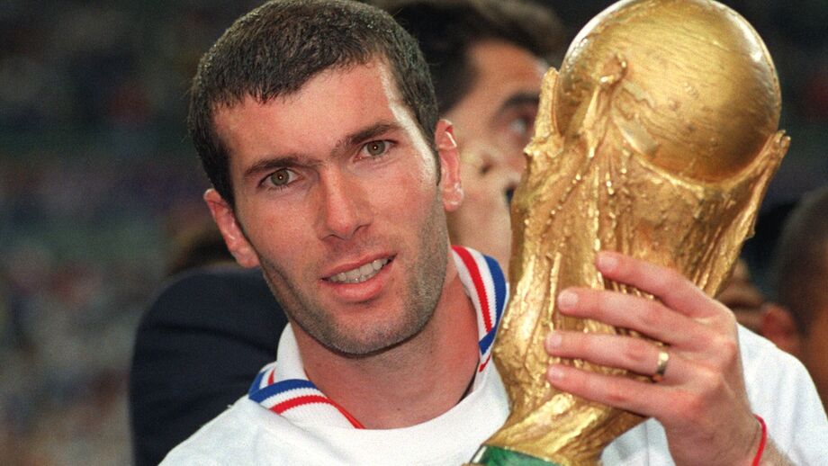 Zinedine Zidane com o troféu de campeão mundial em 1998