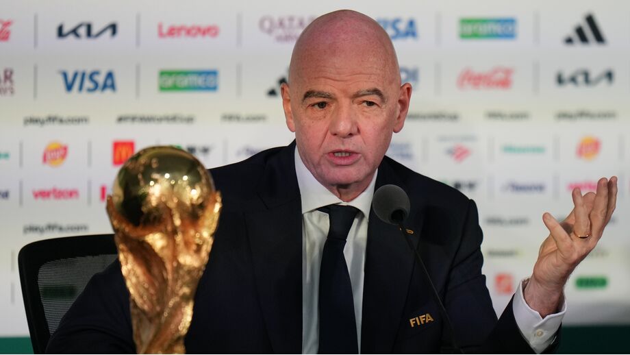 Gianni Infantino cada vez mais só