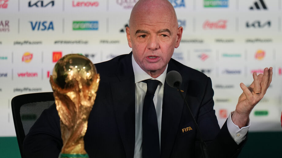 Gianni Infantino cada vez mais só