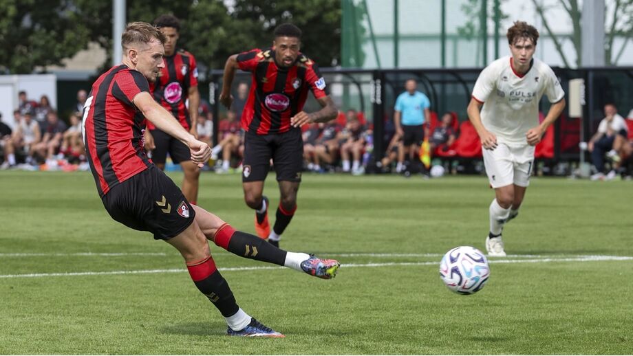 David Brooks marca de penálti na goleada por 10-1 do Bournemouth ao Génova