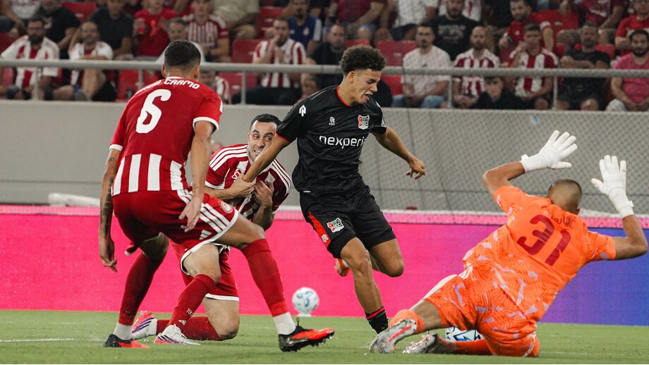 Lance disputado na área dos gregos no Olympiacos-NEC Nijmegen