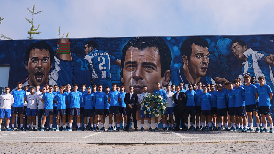Dragões assinalaram data com minuto de silêncio e deixaram coroa de flores no mural dedicado ao antigo central
