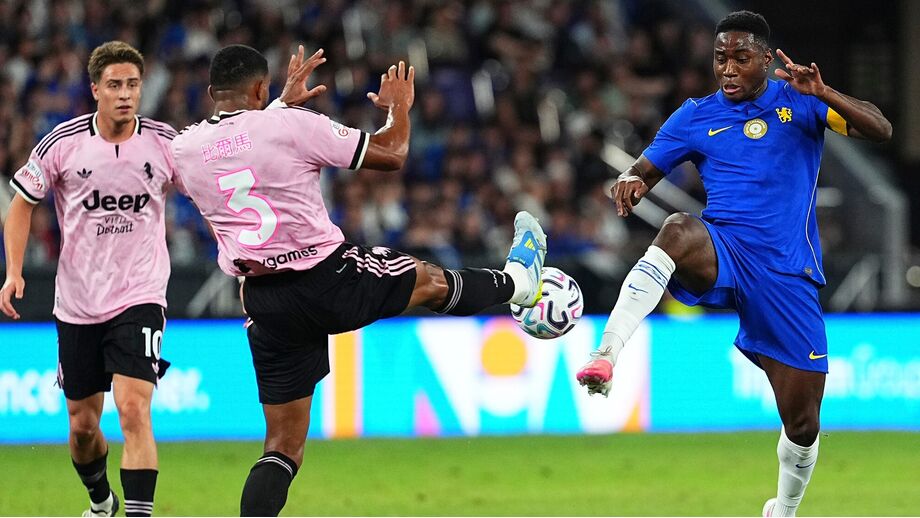 Dário Essugo liderou Chelsea diante do Johor FC