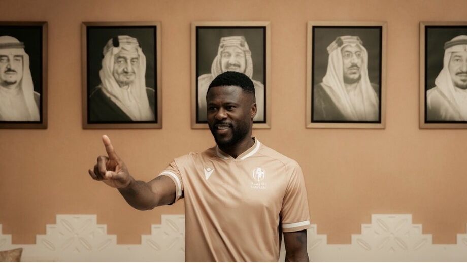 Chancel Mbemba na apresentação pelo Al Diriyah