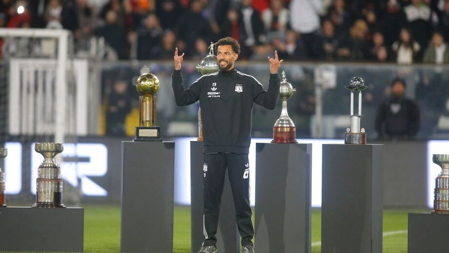 Troféus exibidos no relvado