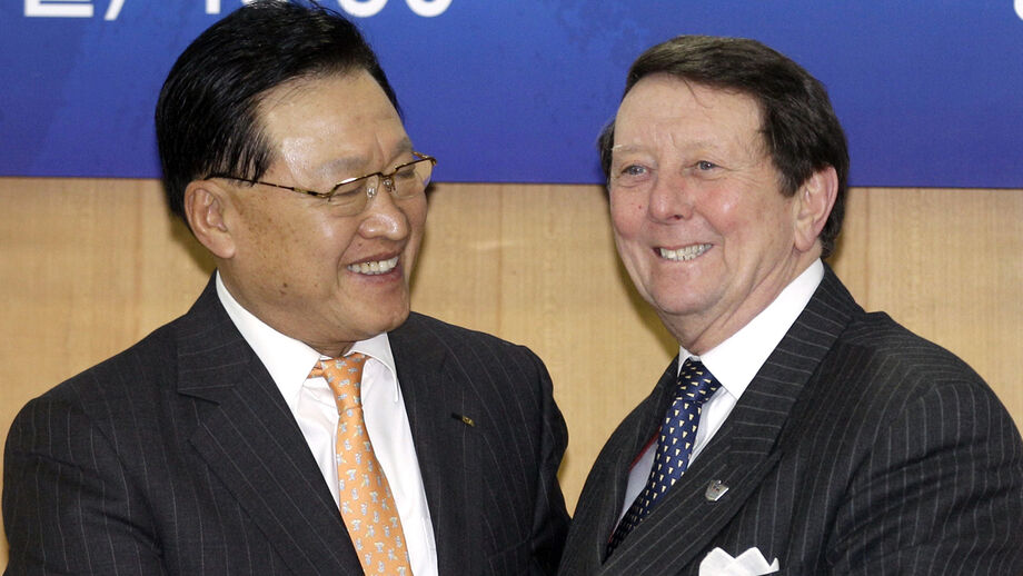 Cho Chung-yun (à esquerda) era o presidente da federação sul-coreana quando aconteceu a polémica