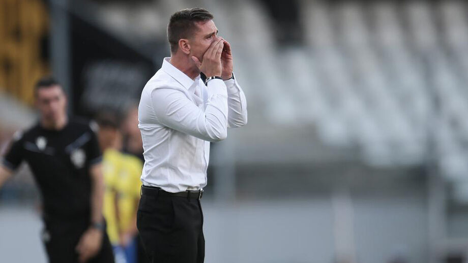 Tiago Margarido reage junto ao banco de suplentes do V. Guimarães