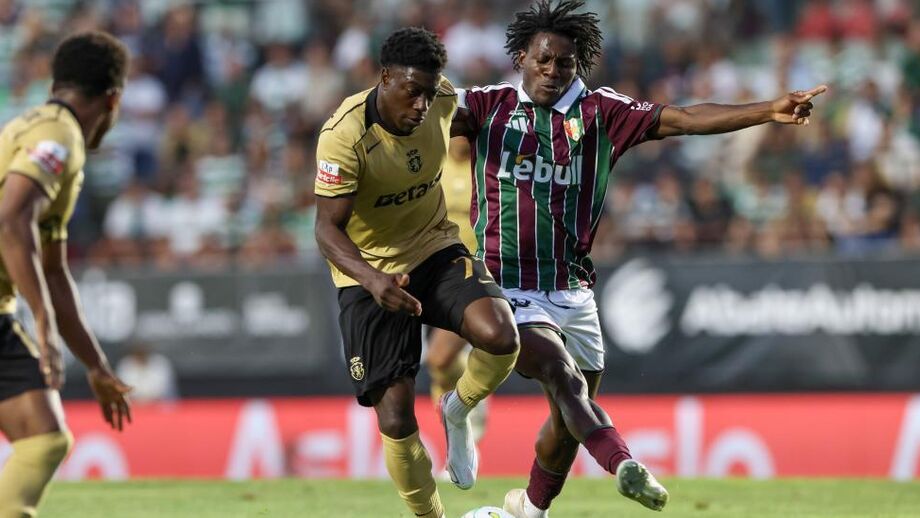Doumbia em ação frente ao E. Amadora