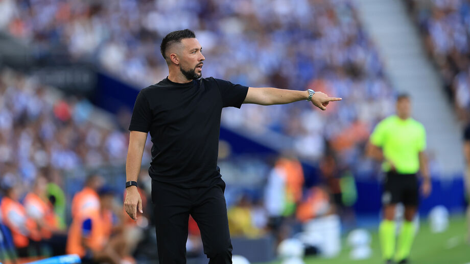 Francesco Farioli reage junto ao banco do FC Porto durante o jogo com o Alverca