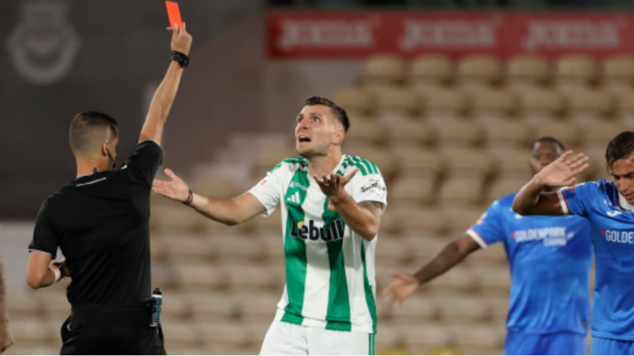O árbitro mostra o cartão vermelho a um jogador do Rio Ave