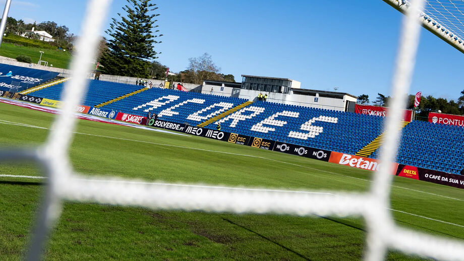 Vista geral do Estádio de São Miguel, casa do Santa Clara
