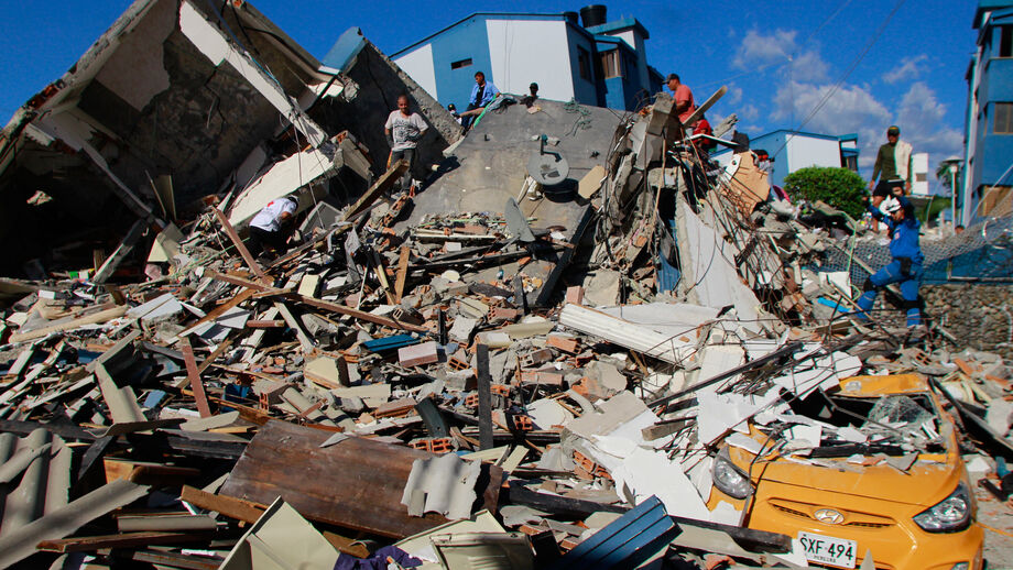 Civis procuram pertences nos escombros após o sismo em Pereira, Colômbia