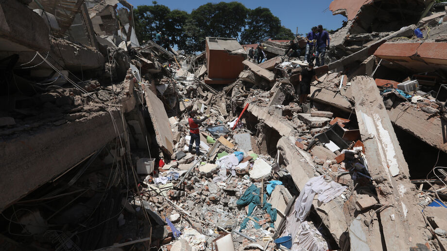 Escombros após o sismo em Santiago de Cali, Colômbia