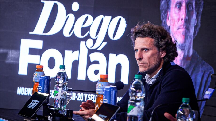 Forlán apresentado no Uruguai