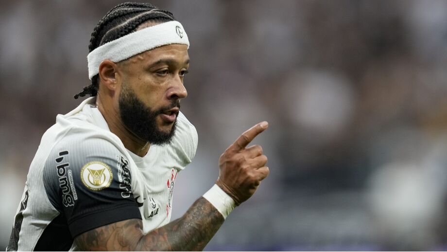 Memphis Depay em ação pelo Corinthians
