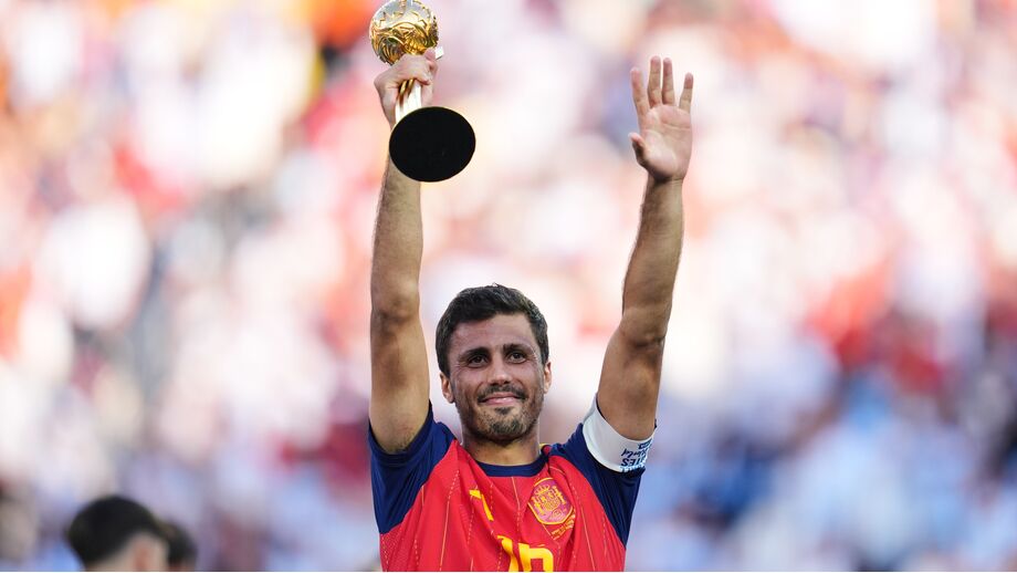 Rodri com o troféu do Mundial, em Nova Jérsia