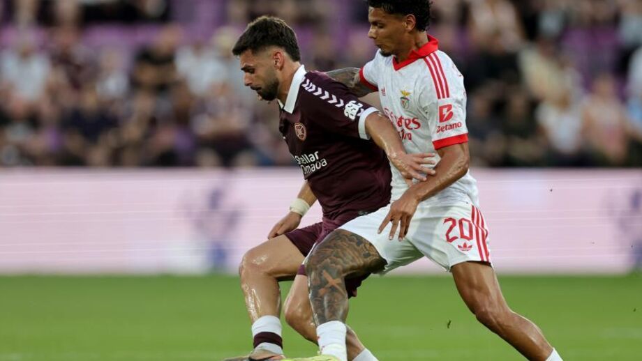 Cláudio Braga disputa a bola com Richard Ríos durante o Hearts-Benfica