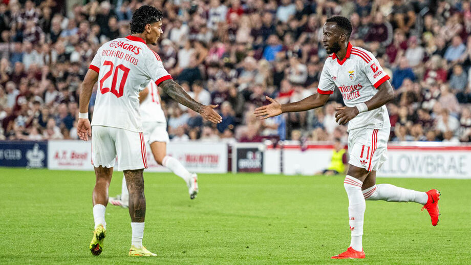 Richard Ríos e Lukebakio em ação durante o Hearts-Benfica