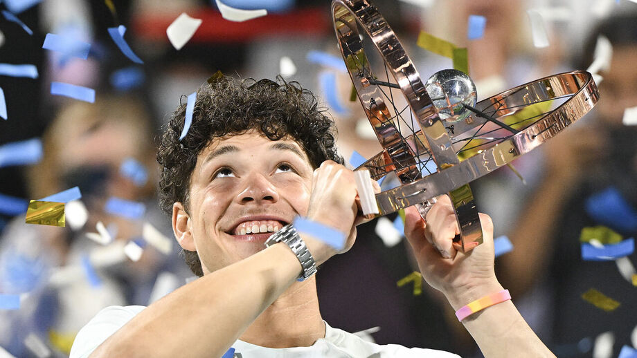 Ben Shelton ergue o troféu conquistado em Montreal
