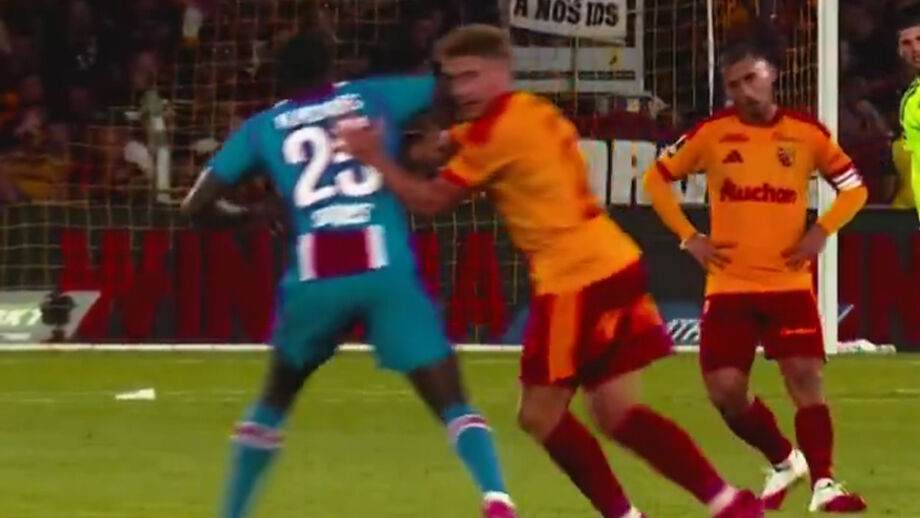O lance da expulsão de Nuno Mendes no Lens-PSG: lateral português deu cotovelada na cara de um adversário