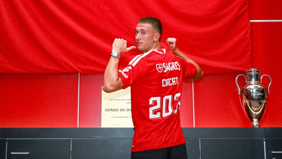 Circati com a camisola do Benfica