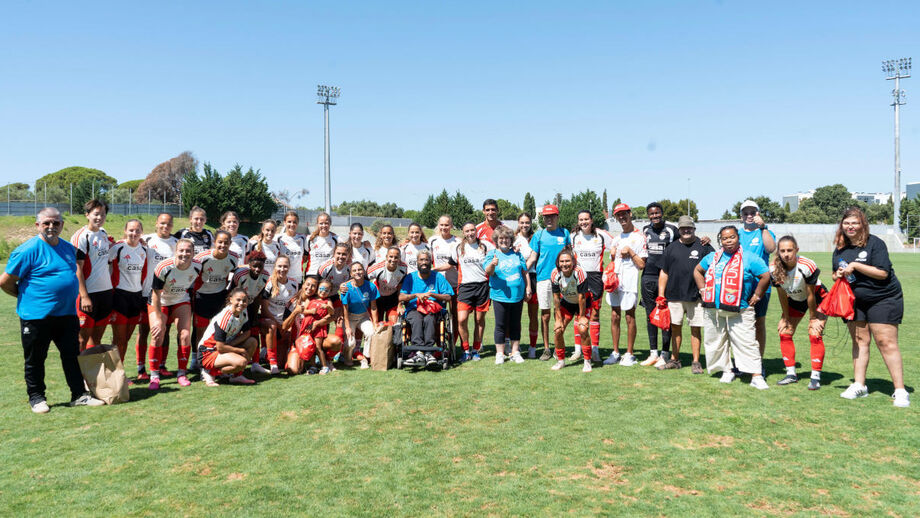 Plantel do futebol feminino do Benfica com o grupo da APCAS