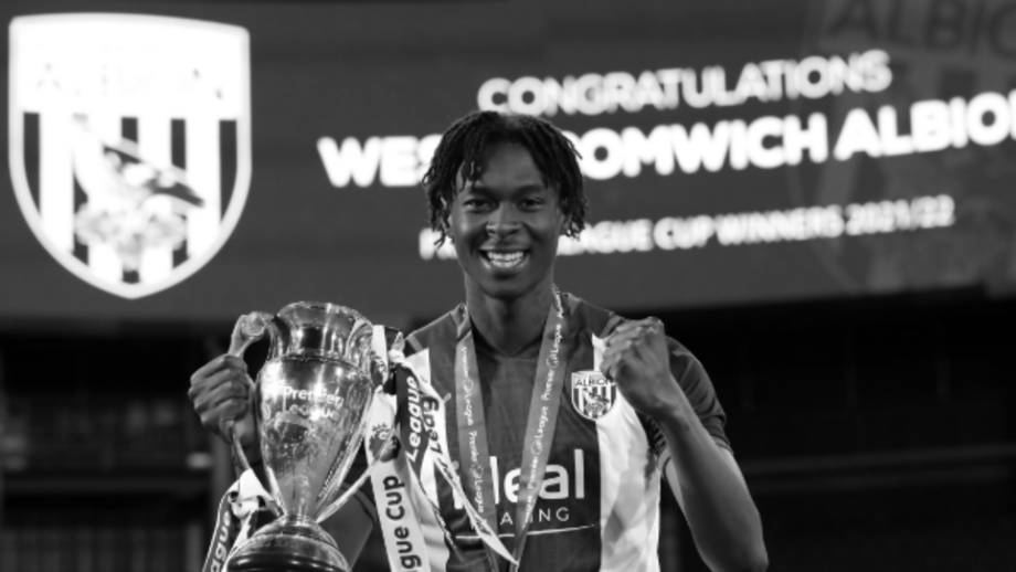 Quévin Castro celebra a vitória do West Bromwich Albion na Premier League Cup 2021/22
