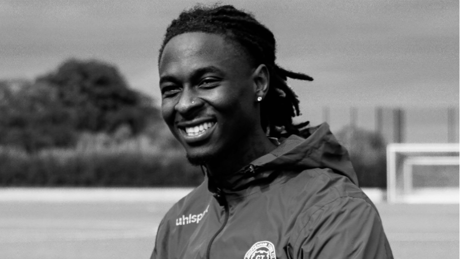Quévin Castro, ex-jogador do King's Lynn Town e Chippenham Town, faleceu aos 25 anos