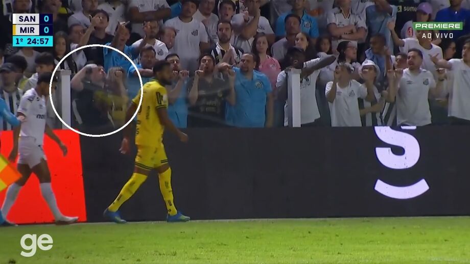 Reinaldo preparava-se para efetuar um lançamento de linha lateral quando foi atingido