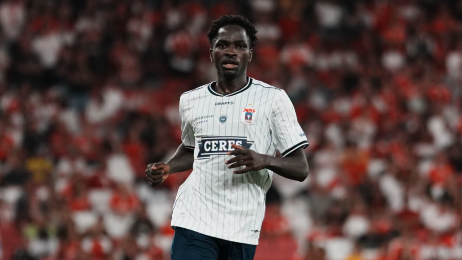 Ugandês James Bogere em ação na Luz