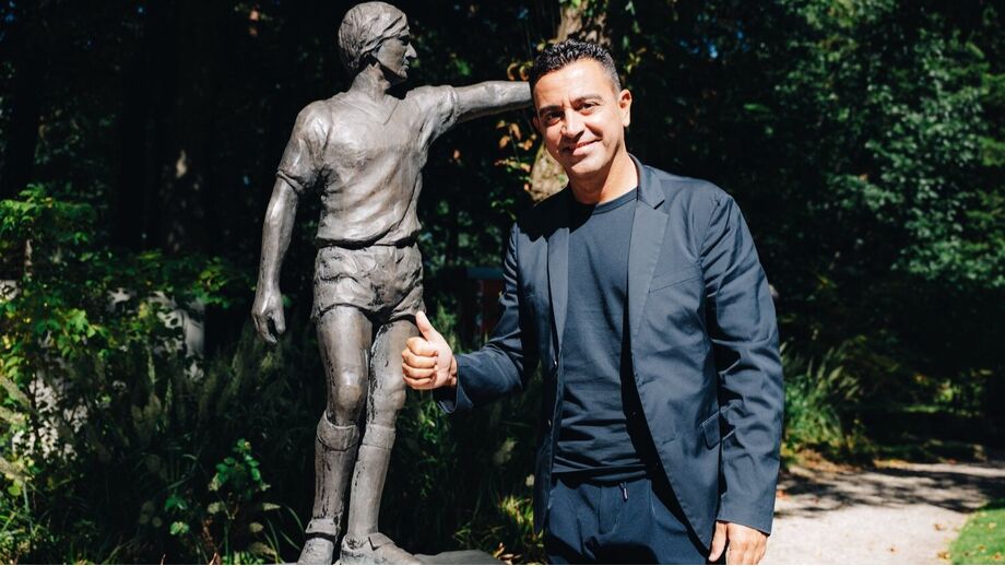 Xavi Hernández, selecionador da Holanda, ao lado da estátua de Johann Cruyff
