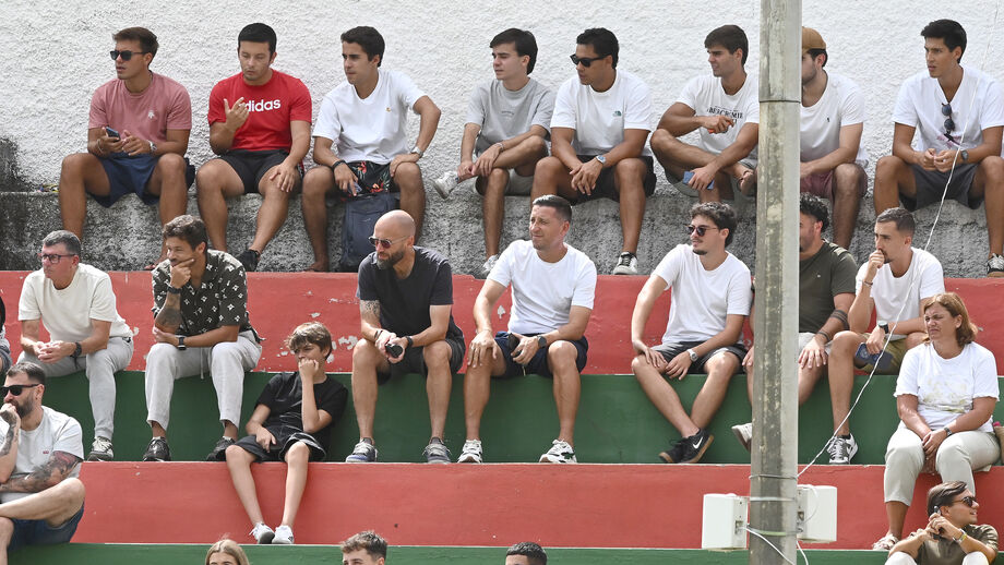Técnico holandês atento na bancada