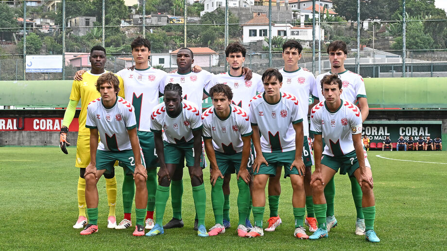 Francisco Silva e Nélio Batista (1º e 4º na fila de baixo) ganharam ritmo de jogo na equipa mais jovem