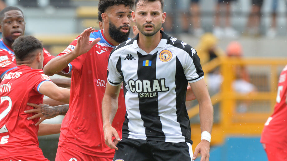 Lateral-esquerdo ainda de baixa