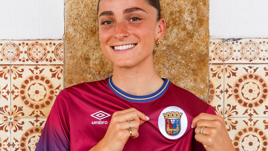 Sophie Hoban reforça Torreense, centrocampista australiana de 25 anos