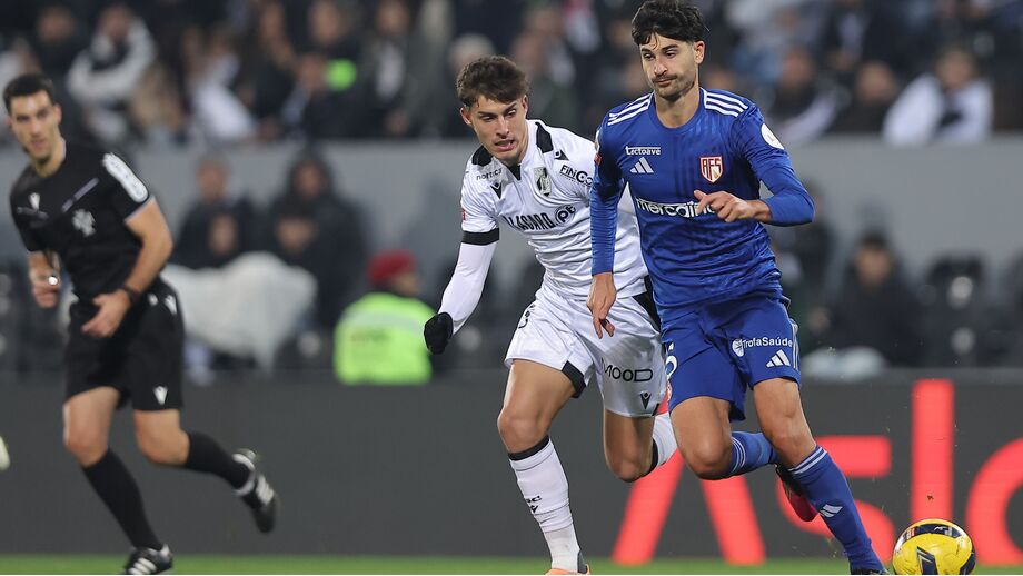 Guillem Molina em ação pelo AVS frente ao V. Guimarães