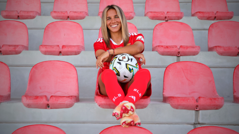 Lúcia Alves, jogadora do Benfica, sentada nas bancadas