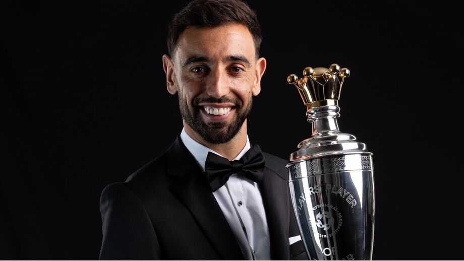 Bruno Fernandes com o troféu de jogador do ano da PFA