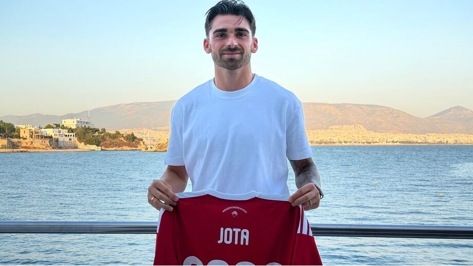Jota Silva, extremo português, assinou pelo Olympiacos até 2029