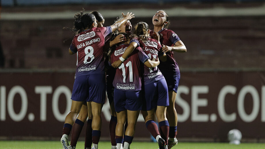 Jogadoras do Torreense celebram o sonho europeu com hat-trick de Gerda Konst