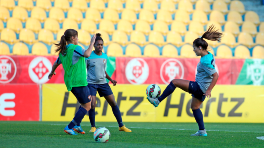 Jogadoras de futebol portuguesas em treino, com Suzane Pires em destaque