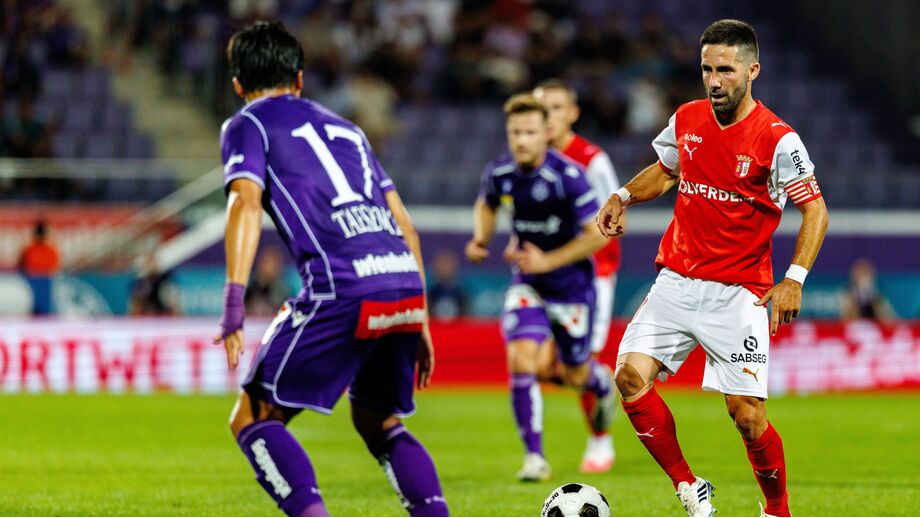 João Moutinho no jogo com o Austria Viena