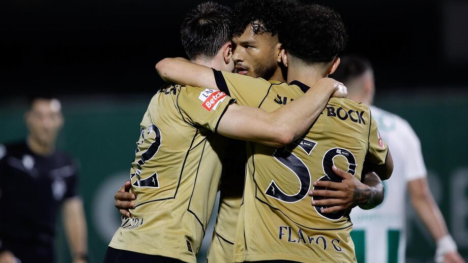 Os jogadores festejam o terceiro golo. Jogador. Festa