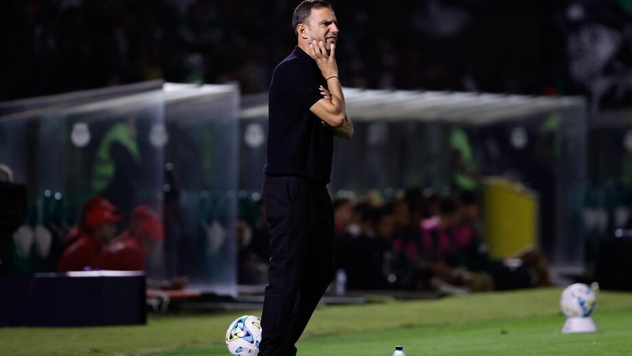 O treinador atento ao jogo