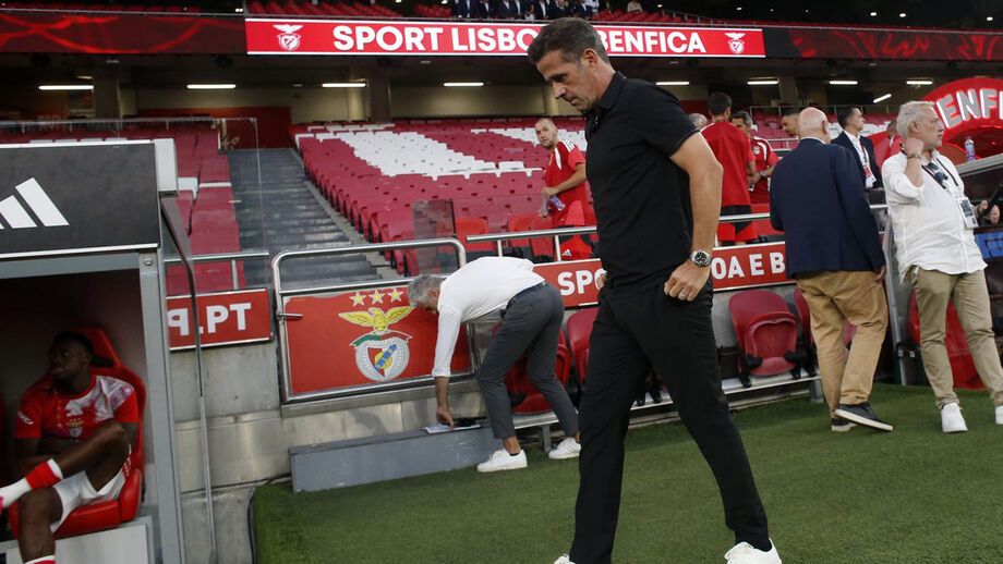 Marco Silva junto ao banco de suplentes do Benfica