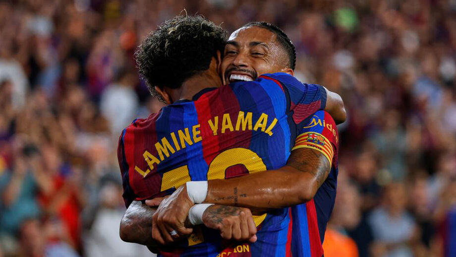 Lamine Yamal e Raphinha festejam durante o Barcelona-Rayo Vallecano